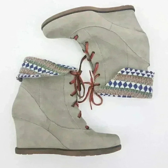 Women’s grey buckskin leather wedge boots size 8. - Picture 1 of 5